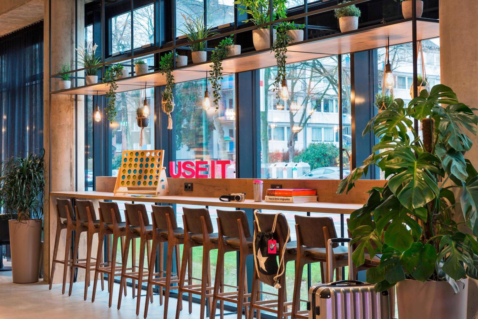 Hotel Moxy Duesseldorf South Exterior foto