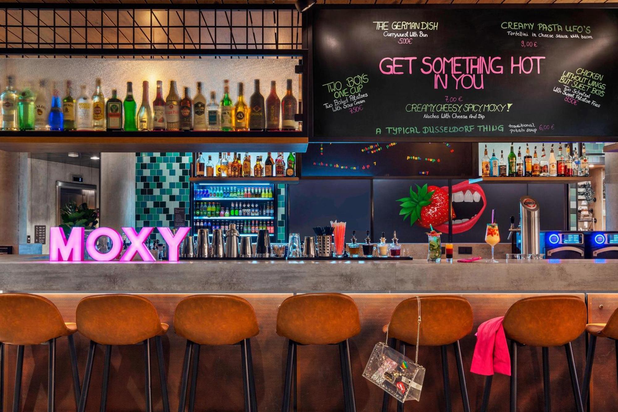 Hotel Moxy Duesseldorf South Exterior foto